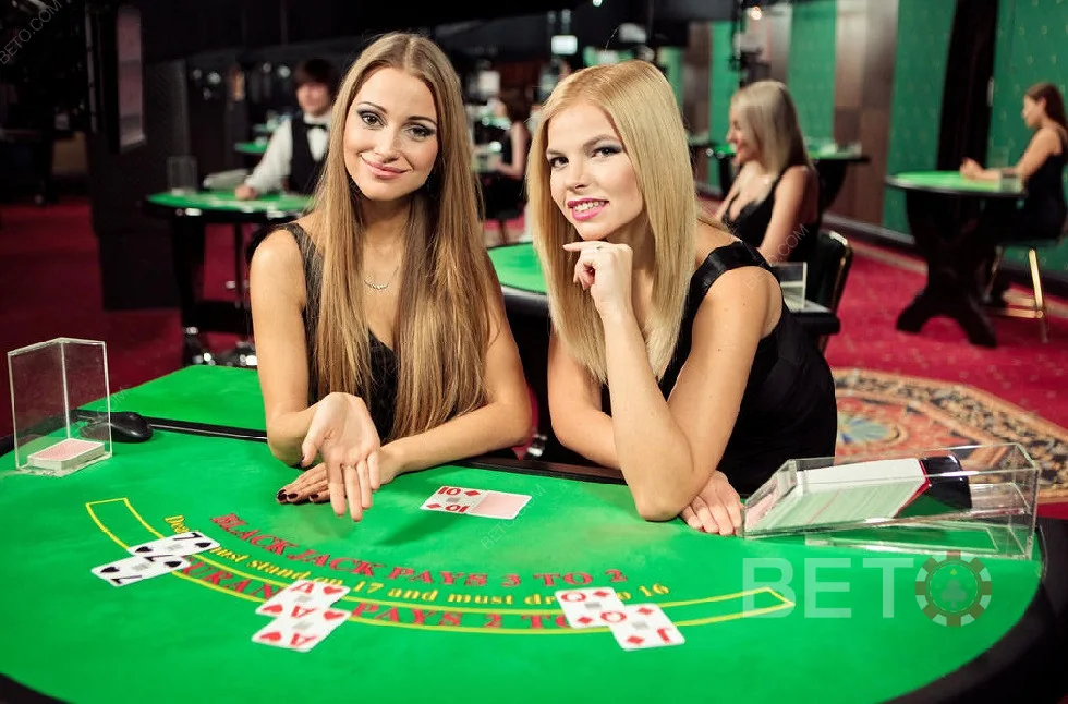 Dealer memandu permainan pada ruang meja live